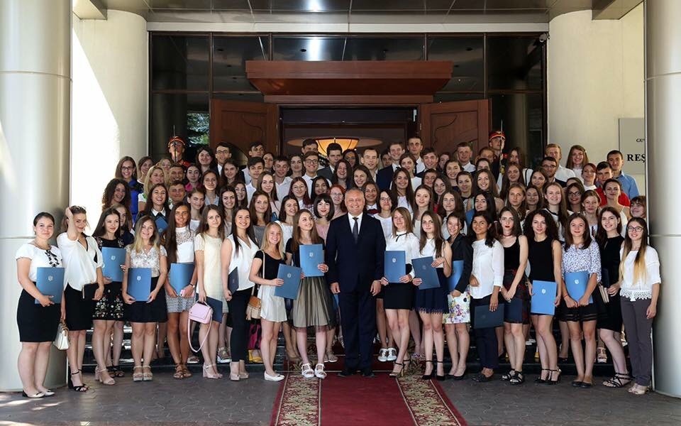 Лучших выпускников  наградил грамотами президент страны Игорь Додон.